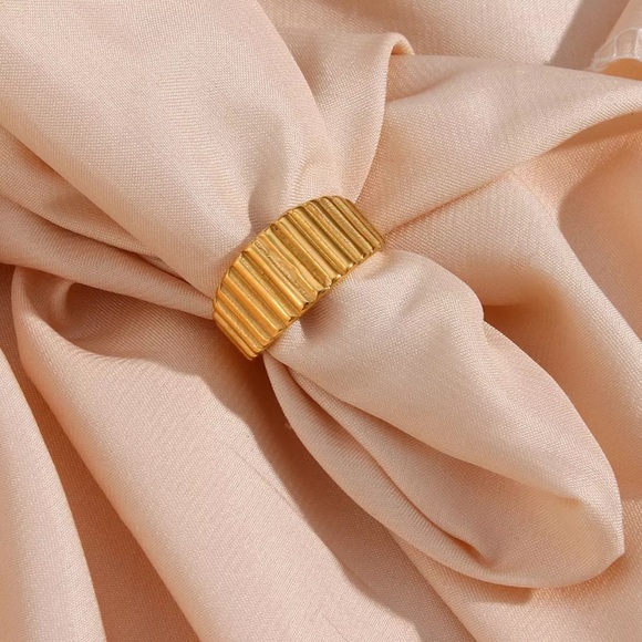 New 18K Gold Vertical Stripes Ring, cute Ring, shiny Ring. - Picture 4 of 7
